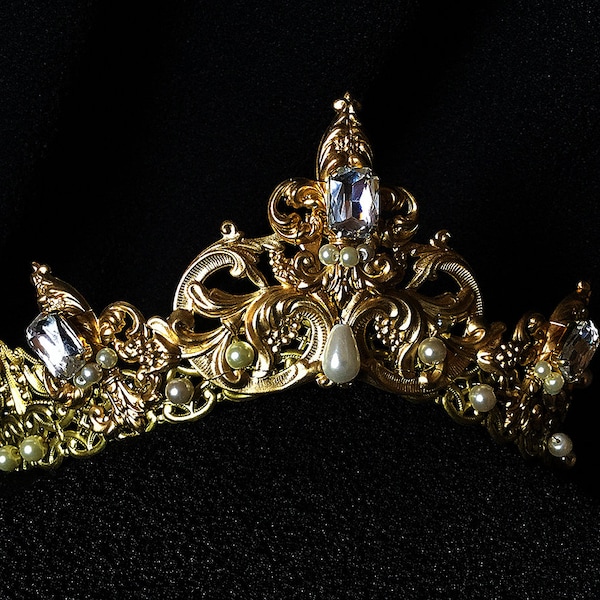 Bridal Tiara--wedding tiara--Tudor crown--Medieval crown--wedding headpiece--Reign crown--bridal headpiece--princess crown