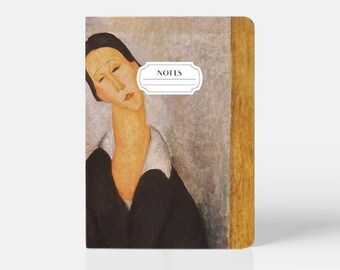 Peut inclure: Un petit carnet marron avec une peinture d'une femme sur la couverture. La peinture est de style cubiste et représente une femme aux cheveux noirs et au col blanc. Le carnet a une reliure dorée et le mot "NOTES" est imprimé sur la couverture.