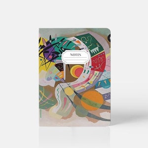 Pu&ograve; includere: Un piccolo quaderno con un design astratto colorato sulla copertina. La copertina presenta una variet&agrave; di forme e colori, tra cui giallo, rosso, blu, verde e bianco. La parola "NOTES" &egrave; stampata in un rettangolo bianco sulla copertina.