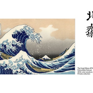 Puede incluir: Una estampa en madera que representa una gran ola azul rompiendo sobre tres barcos. La ola est&aacute; representada de forma estilizada con espuma blanca y una monta&ntilde;a en el fondo. La estampa se titula "La Gran Ola de Kanagawa" por Katsushika Hokusai.