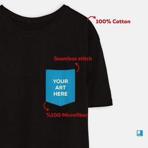 Peut inclure: T-shirt noir avec une poche bleue qui dit "YOUR ART HERE". Le t-shirt est en 100% coton et a une couture sans couture.