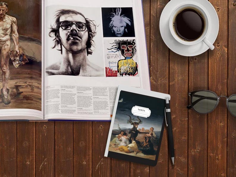 Peut inclure: Un carnet noir et blanc avec le mot "NOTES" imprim&eacute; sur la couverture. Le carnet est ouvert sur une page avec une illustration en noir et blanc d'une sc&egrave;ne d'un tableau. Le carnet est pos&eacute; sur une table en bois avec une tasse de caf&eacute;, un magazine et des lunettes de soleil.