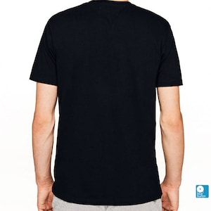 Peut inclure: Un t-shirt noir uni &agrave; manches courtes.