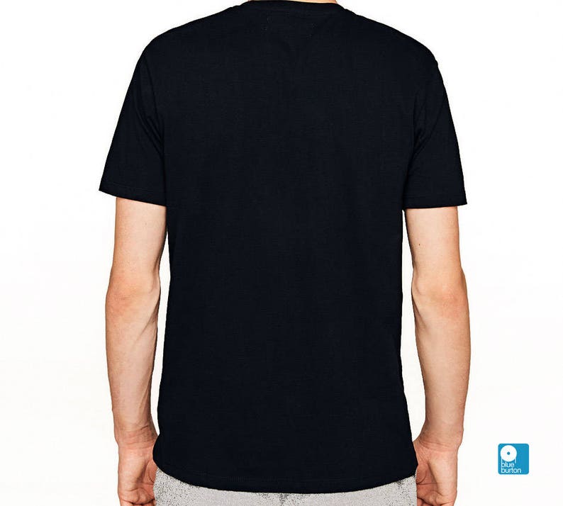 Peut inclure: Un t-shirt noir uni &agrave; manches courtes.