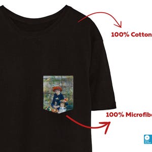 K&ouml;nnte beinhalten: Schwarzes T-Shirt mit einer Tasche, die ein Gem&auml;lde von zwei Personen in einem Garten zeigt. Der Text "100% Baumwolle" befindet sich &uuml;ber dem Shirt und "100% Mikrofaser" unter dem Shirt.