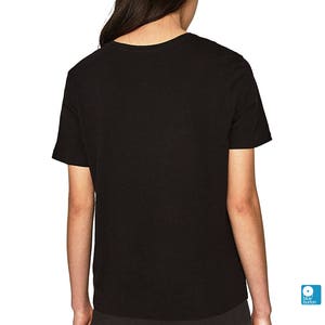 Peut inclure: Un t-shirt noir &agrave; manches courtes avec un col rond.