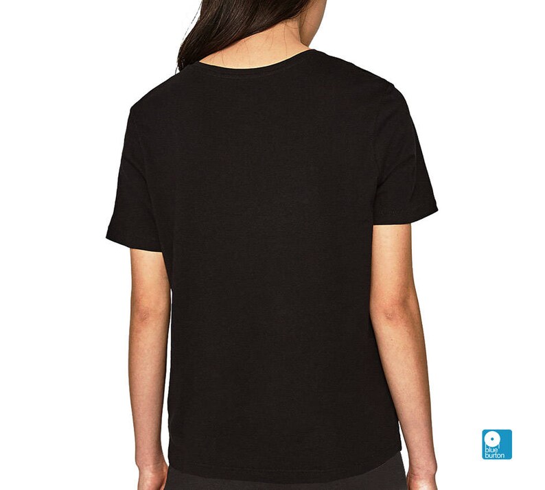 Peut inclure: Un t-shirt noir &agrave; manches courtes avec un col rond.