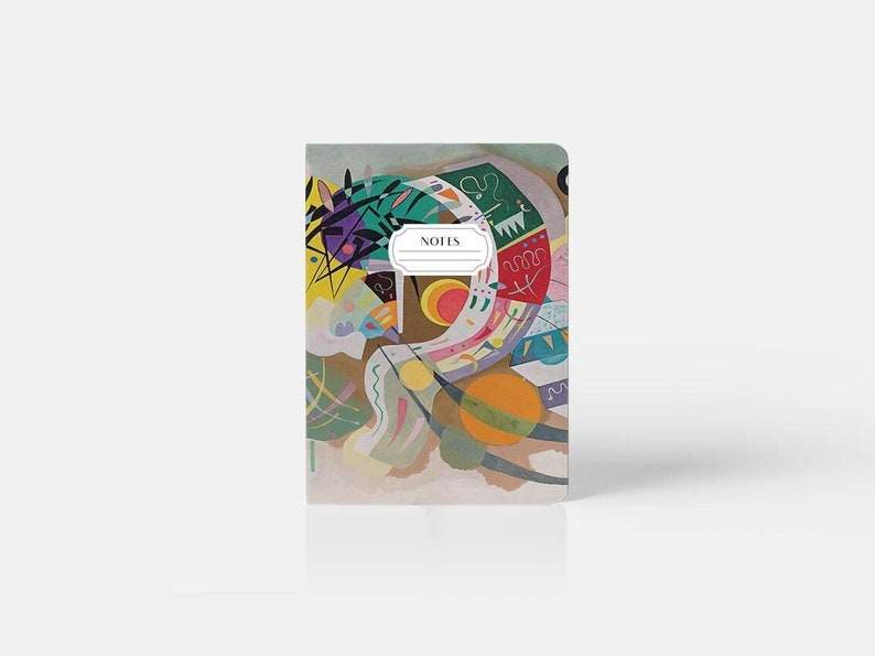 Pu&ograve; includere: Un piccolo quaderno con un design astratto colorato sulla copertina. La copertina presenta una variet&agrave; di forme e colori, tra cui giallo, rosso, blu, verde e bianco. La parola "NOTES" &egrave; stampata in un rettangolo bianco sulla copertina.