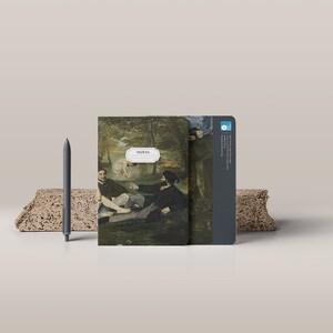 Peut inclure: Un carnet avec une peinture de personnes dans un parc sur la couverture. Le carnet est ferm&eacute; et a une reliure bleue. Le texte "NOTES" est imprim&eacute; sur la couverture.