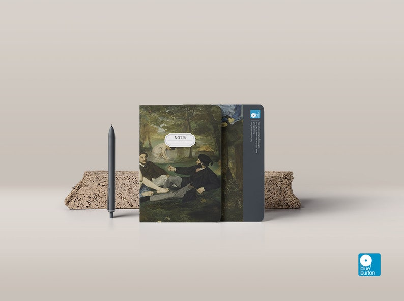 Peut inclure: Un carnet avec une peinture de personnes dans un parc sur la couverture. Le carnet est ferm&eacute; et a une reliure bleue. Le texte "NOTES" est imprim&eacute; sur la couverture.