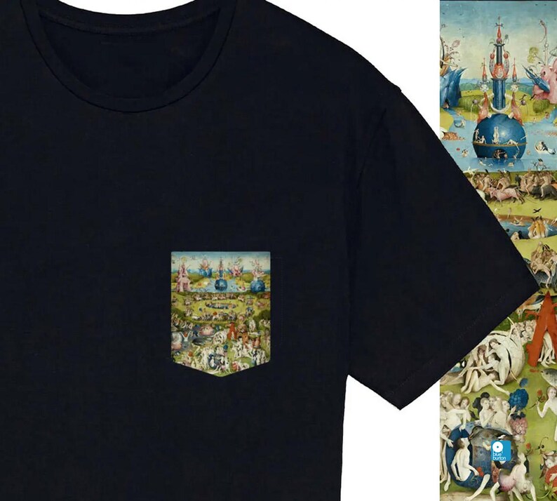 Peut inclure: Un t-shirt noir avec une poche repr&eacute;sentant une peinture d&eacute;taill&eacute;e d'un paysage fantastique. La peinture rappelle une &oelig;uvre d'art c&eacute;l&egrave;bre.