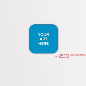 Puede incluir: Un cuadrado azul con esquinas redondeadas, con el texto "YOUR ART HERE". El cuadrado est&aacute; hecho de MDF 100% (tablero de fibra de densidad media) y tiene una impresi&oacute;n duradera.