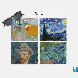 Op de afbeelding: Vier vierkante microvezel schoonmaakdoekjes met beroemde schilderijen van Vincent van Gogh. De doekjes tonen "De Sterrennacht", "Irissen", "Slaapkamer in Arles" en een zelfportret van Van Gogh.