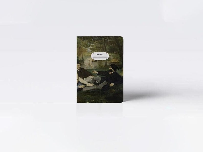 Peut inclure: Un petit carnet vert et marron avec une peinture de personnes dans une for&ecirc;t sur la couverture. Le carnet a une &eacute;tiquette blanche sur le devant qui dit "NOTES".