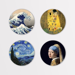 Puede incluir: Cuatro posavasos redondos con pinturas famosas. El posavasos superior izquierdo presenta una ola azul y blanca, el posavasos superior derecho presenta una pintura amarilla y dorada de dos figuras abraz&aacute;ndose, el posavasos inferior izquierdo presenta un cielo nocturno estrellado azul y blanco, y el posavasos inferior derecho presenta una mujer con un pa&ntilde;uelo azul y amarillo.