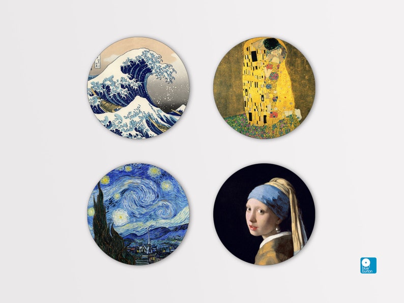 Puede incluir: Cuatro posavasos redondos con pinturas famosas. El posavasos superior izquierdo presenta una ola azul y blanca, el posavasos superior derecho presenta una pintura amarilla y dorada de dos figuras abraz&aacute;ndose, el posavasos inferior izquierdo presenta un cielo nocturno estrellado azul y blanco, y el posavasos inferior derecho presenta una mujer con un pa&ntilde;uelo azul y amarillo.