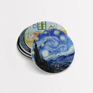 Puede incluir: Conjunto de cuatro posavasos redondos con pinturas famosas. El posavasos superior muestra un cielo nocturno giratorio con estrellas y un pueblo en la distancia. Los otros posavasos son parcialmente visibles y muestran diferentes pinturas.