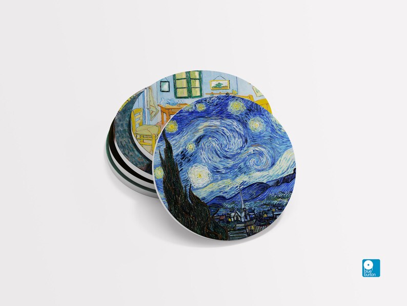 Puede incluir: Conjunto de cuatro posavasos redondos con pinturas famosas. El posavasos superior muestra un cielo nocturno giratorio con estrellas y un pueblo en la distancia. Los otros posavasos son parcialmente visibles y muestran diferentes pinturas.