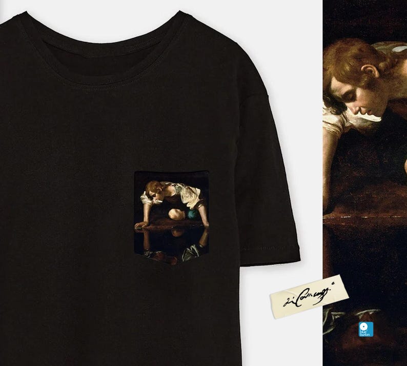 Pode incluir: Camiseta preta com um bolso que apresenta uma pintura de um menino olhando para um charco de &aacute;gua. A pintura &eacute; de Caravaggio e a assinatura &eacute; vis&iacute;vel no bolso.