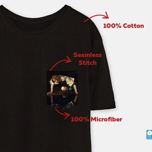 Pode incluir: Camiseta preta com um bolso que apresenta uma pintura de uma crian&ccedil;a olhando para um espelho. A camiseta &eacute; feita de 100% algod&atilde;o e tem uma costura sem costuras.