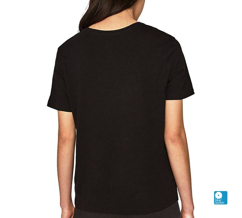 Peut inclure: Un t-shirt noir &agrave; manches courtes avec un col rond.