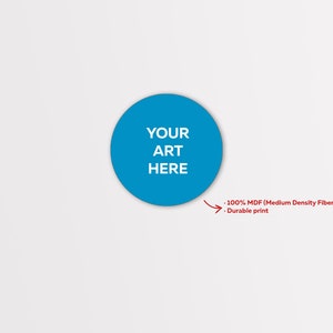 Puede incluir: Un c&iacute;rculo azul con el texto "YOUR ART HERE" sobre un fondo blanco. El c&iacute;rculo est&aacute; hecho de 100% MDF (tablero de fibra de densidad media) y tiene una impresi&oacute;n duradera.