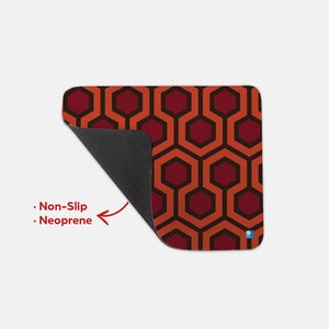 Pu&ograve; includere: Un tappetino per mouse rosso e arancione con un motivo geometrico. Il tappetino per mouse &egrave; in neoprene e ha un retro antiscivolo.