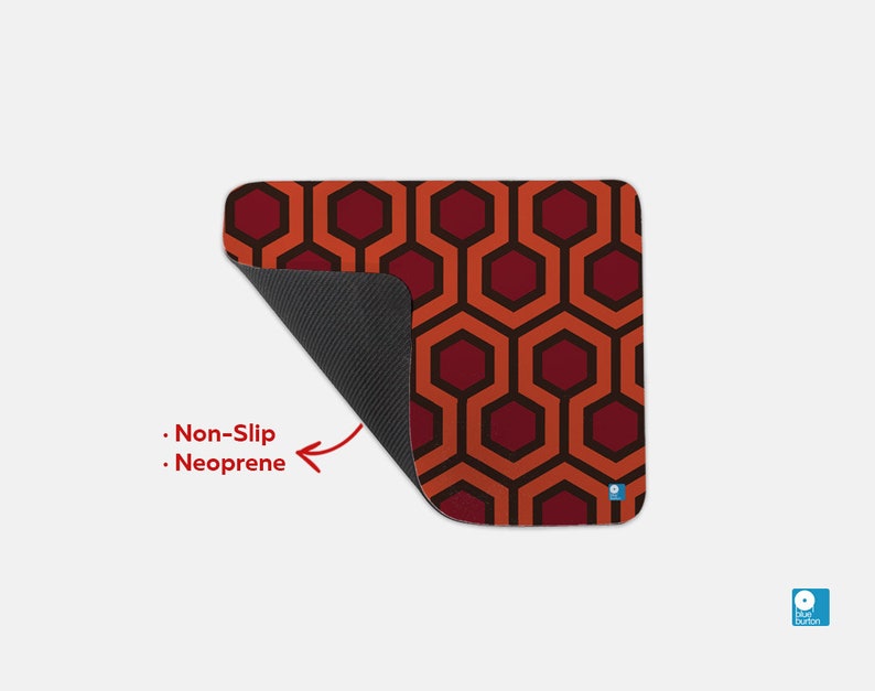 Pu&ograve; includere: Un tappetino per mouse rosso e arancione con un motivo geometrico. Il tappetino per mouse &egrave; in neoprene e ha un retro antiscivolo.