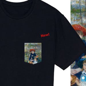 K&ouml;nnte beinhalten: Ein marineblaues T-Shirt mit einer Tasche, die ein Gem&auml;lde von zwei M&auml;dchen in roten H&uuml;ten zeigt. Der Text "New!" ist auf dem Shirt aufgedruckt.