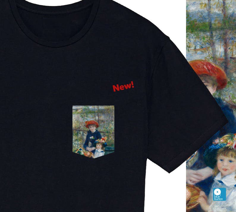 K&ouml;nnte beinhalten: Ein marineblaues T-Shirt mit einer Tasche, die ein Gem&auml;lde von zwei M&auml;dchen in roten H&uuml;ten zeigt. Der Text "New!" ist auf dem Shirt aufgedruckt.
