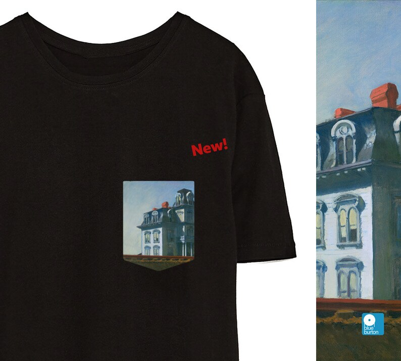 Peut inclure: T-shirt noir avec une poche repr&eacute;sentant une peinture d'une maison. La poche porte l'inscription "New!" au-dessus.