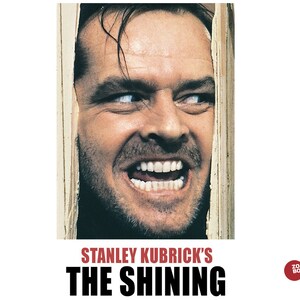 Pu&ograve; includere: Un primo piano del volto di Jack Nicholson nei panni di Jack Torrance dal film "Shining". Sta sorridendo con uno sguardo sinistro negli occhi. Il testo "Stanley Kubrick's The Shining" &egrave; sotto l'immagine.