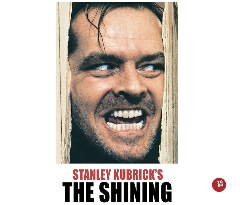 Pu&ograve; includere: Un primo piano del volto di Jack Nicholson nei panni di Jack Torrance dal film "Shining". Sta sorridendo con uno sguardo sinistro negli occhi. Il testo "Stanley Kubrick's The Shining" &egrave; sotto l'immagine.