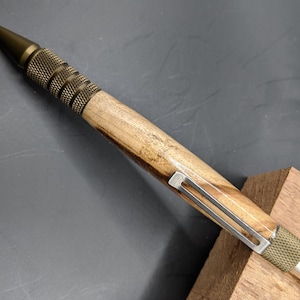 Canetas personalizadas em madeira exótica de alto padrão. Todos os acessórios de metal revestidos duráveis e garantia vitalícia. De origem sustentável.