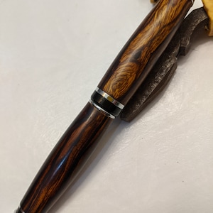 Penne Twist in legno esotico personalizzato con arredi in metallo prezioso. Ricarica Parker e garanzia a vita / Spedizione gratuita