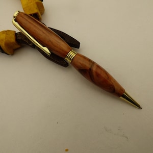Gepersonaliseerde handgedraaide pen in binnenlands hardhout / 24k gouden meubels