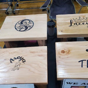 パーソナライズされた無垢材ステップスツール。高品質なハンドメイド。カスタム彫刻も承ります。