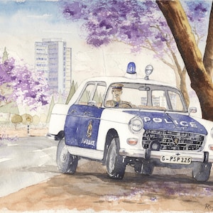 Puede incluir: Un coche de policía blanco y azul con una luz azul en la parte superior, conduciendo por una carretera bordeada de árboles. El coche tiene la palabra "POLICE" escrita en el capó y la matrícula "G-PSP 225".