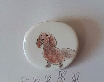 Kleine teckel handgeschilderde aardewerk broche, keramische hond broche, teckel pin