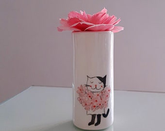 Niedliche handbemalte Vase mit Katze, die den Strauß rosa Blumen trägt, illustrierte Katzenvase, Katzenmama Geschenk