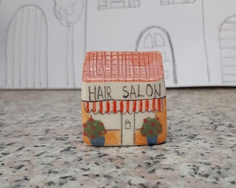 Friseursalon, kleines Keramikdorfhaus, kleines Lehmhaus, Keramikdorf Friseursalon, Geschenk für Friseur Töpferdorf