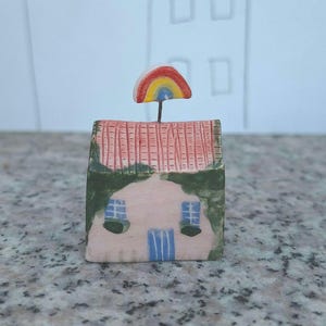 Casita de cerámica rosa con arcoíris, pequeña casa de cerámica pintada a mano