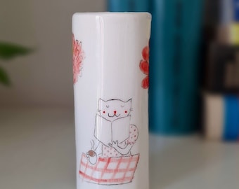 Lebendige handbemalte Vase mit Katzenkatze, die ein Buch liest und Kaffee trinkt, niedliche Bücherregalvase mit Katze