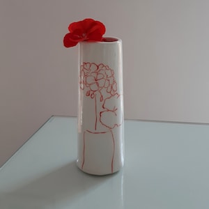 Vaso bianco fatto a mano con fiore di geranio rosso dipinto a mano, vaso minimalista unico