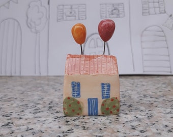 Kleines Keramik-Haus mit 2 Luftballons, Handgefertigtes Haus aus Ton mit Luftballons, Happy House