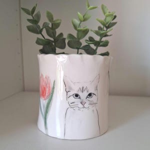 Handgemaakte keramische witte kattenbak: kleurrijke aardewerken plantenpot