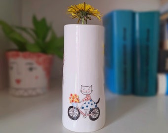 Vívido jarrón floral pintado a mano con gato montando en bicicleta, lindo jarrón de gato