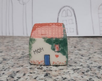 MOM, kleines Keramikhaus mit Herz, kleines Keramik-Mütter-Haus, kleines Geschenk für Mama, Liebe lebt hier