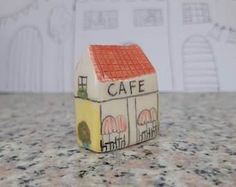 Kleines handgemachtes Keramik-Café-Haus, Keramik-Dorf-Café-Haus, Regal-Dorf-Café