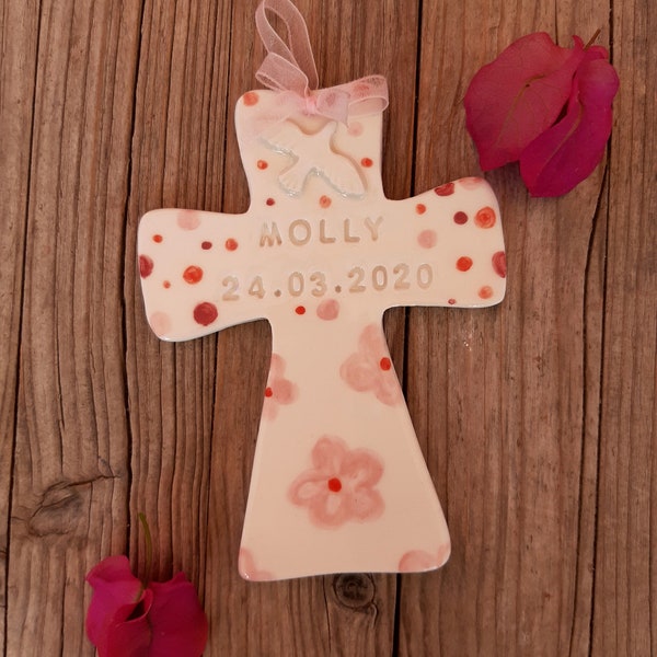 Croix personnalisée en céramique rose, croix avec nom et date, cadeau de baptême pour fille, cadeau de baptême pour fille, première communion pour fille